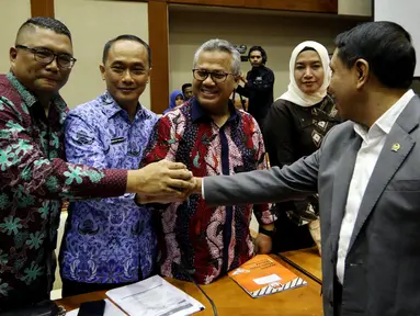 Ketua KPU Arief Budiman (tengah) berjabat tangan dengan Ketua Komisi II DPR Zainudin Amali (kanan), Dirjen Dukcapil Kemendagri Zudan Arif Fakrulloh (kedua kiri) sebelum mengikuti rapat di Senayan, Jakarta, Senin (21/5). (Liputan6.com/JohanTallo)