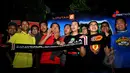 Fans MU (United Indonesia) berfoto bersama dengan membentangkan syal berdesain logo kebanggaan klub saat acara nonton bareng Chelsea vs MU bersama Liputan6.com di Alibaba Futsal, Bekasi, Sabtu (18/4/2015). (Liputan6.com/Yoppy Renato)