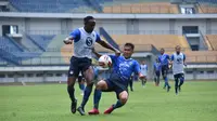 Victor Igbonefo (kiri) saat mengikuti sesi latihan Persib Bandung, Sabtu (6/3/2021). (Bola.com/Erwin Snaz)