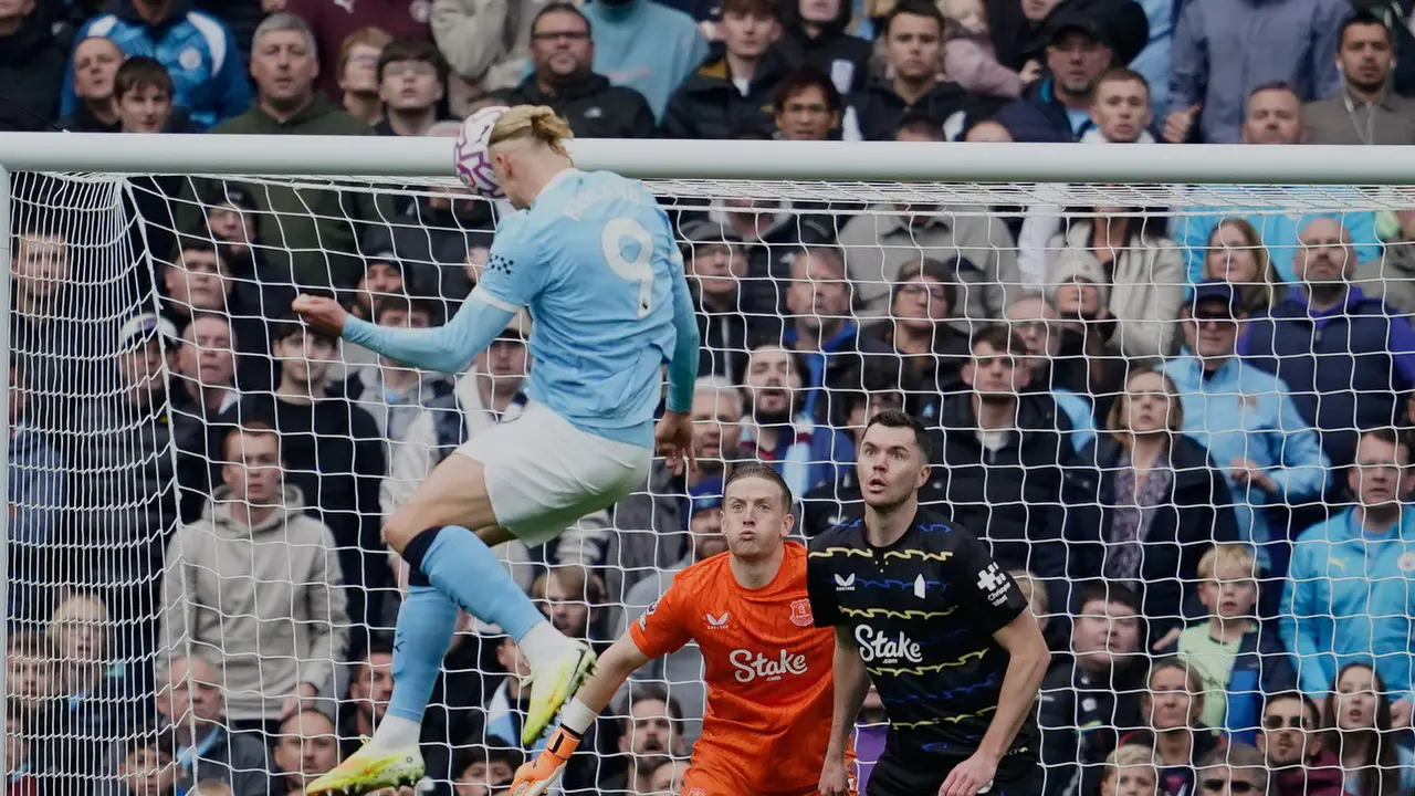 Bomber Manchester Erling Haaland menjebol gawang Everton di pekan ke delapan Premier League 2025/2026 di Etihad Stadium, Sabtu (18/10/2025) malam WIB. (AP Photo/Dave Thompson)