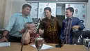 Ketua KPU, Husni Kamil Malik (kedua kanan) saat launching Daftar Pemilih Sementara (DPS) secara online di Media Center KPU, Jakarta, Kamis (9/10/2015). KPU mengumumkan DPS secara online sebagai upaya transparansi Pemilu. (Liputan6.com/Johan Tallo)