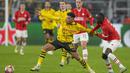Pemain Borussia Dortmund, Jadon Sancho, berebut bola dengan pemain PSV Eindhoven, Jordan Teze, pada laga leg kedua babak 16 besar Liga Champions di Stadion Signal Iduna Park, Rabu (13/3/2024). (AP Photo/Martin Meissner)