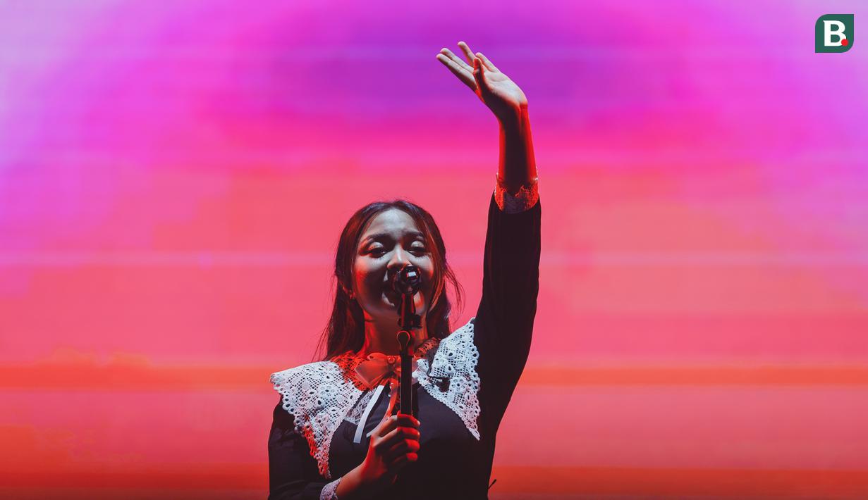 Bernadya menyapa penonton dalam acara KapanLagi Buka Bareng BRI Festival 2025 yang berlangsung di Plaza Parkir Timur Kompleks Stadion Utama Gelora Bung Karno (SUGBK), Senayan, Jakarta. (Bola.com/Bagaskara Lazuardi)