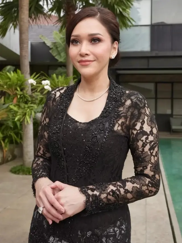 Tanpa MUA, Maia Estianty Pancarkan Pesona Anggunnya Perempuan Jawa dalam Pulasan Soft Glam Makeup