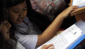 Sejumlah siswa SDN Menteng 01 saat melihat nilai usai pembagian rapor, Jakarta, Senin (5/1/2015). (Liputan6.com/Faizal Fanani)