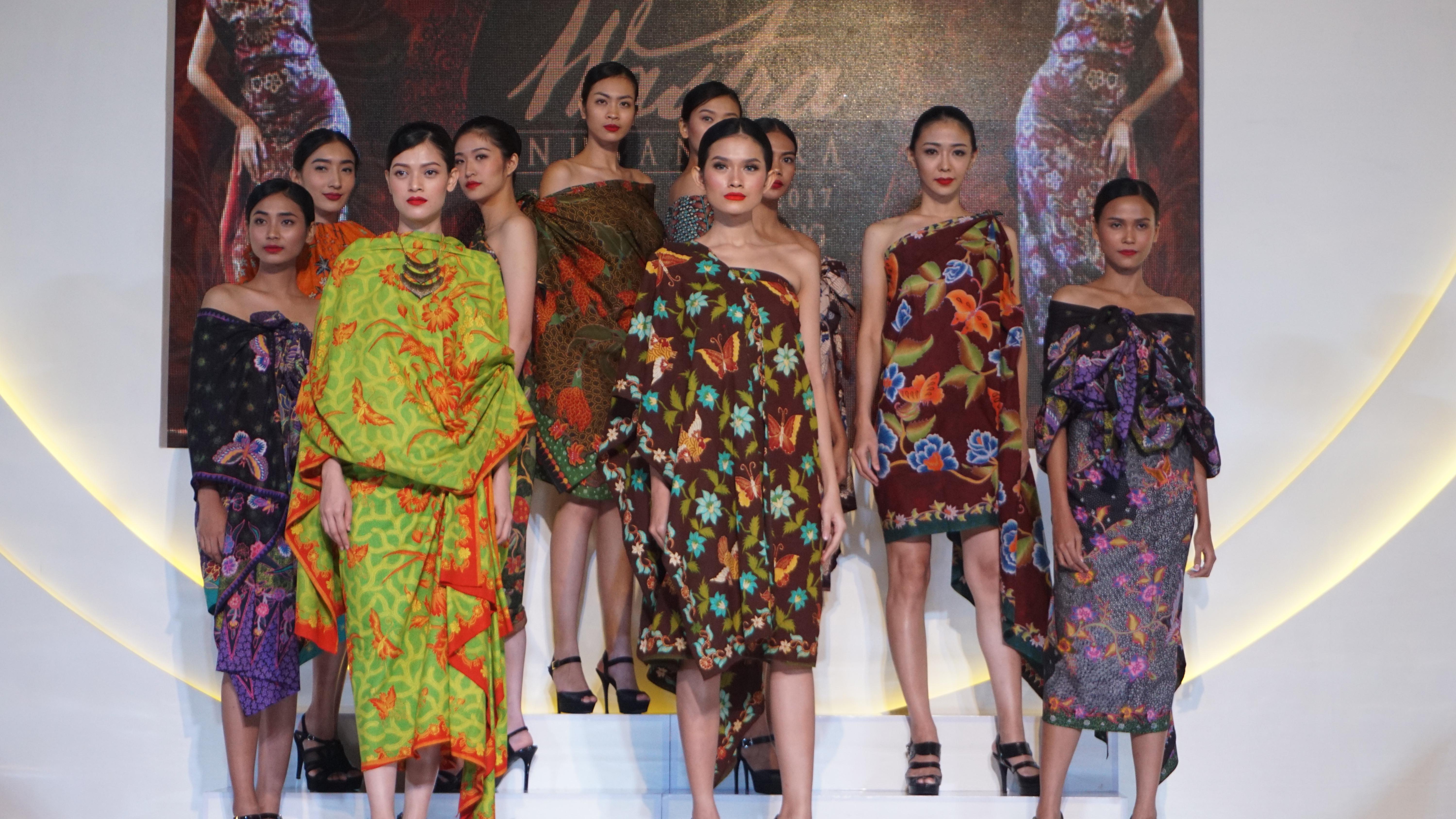 Pesona Batik  Wastra Nusantara  di Pusat  Perbelanjaan 