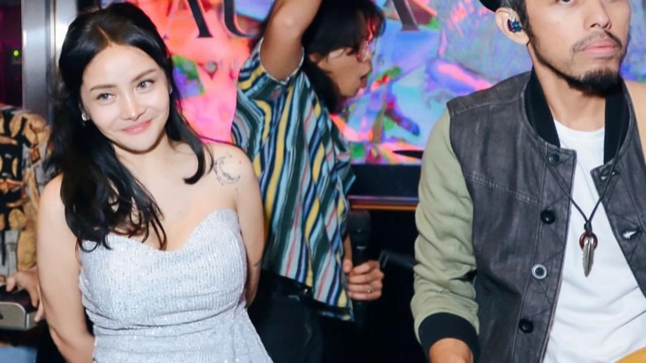 7 Potret Mawar AFI Tampil Memesona di Atas Panggung, Auranya Disebut Awet Muda