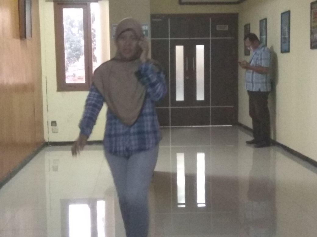 Darsini, ibu dari Anin yang dikeluarkan dengan tuduhan perisakan terhadap adik kelas. (foto: Liputan6.com / edhie)
