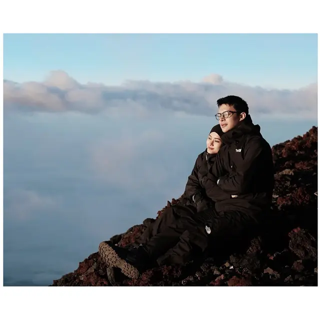 6 Potret Rey Mbayang dan Dinda Hauw Hiking ke Gunung Fuji, Rayakan Anniversary ke-5