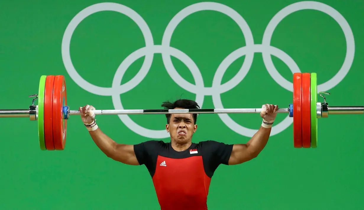 Atlet angkat besi Indonesia, I Ketut Ariana ketika berlaga di kelas 69 kg putra pada Olimpiade Rio 2016, Rabu (10/8). Ketut Ariana gagal mengangkat barbel 145 kg dalam tiga kesempatan untuk angkatan Snatch. (REUTERS/Yves Herman)