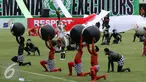 Penari berkostum Hanoman mengangkat trophi Piala Presiden usai membawakan tarian kontemporer di Stadion Maguwoharjo, Sleman, Sabtu (4/2). 100 penari D.I. Yogyakarta tampil memeriahkan pembukaan Piala Presiden 2017. (Liputan6.com/Helmi Fithriansyah)