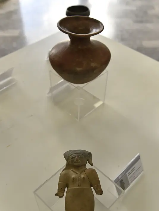 Patung dan bejana yang ditemukan di Ekuador ditampilkan di Museum Nasional, Quito, Ekuador, Rabu (25/7). Sebanyak 13 kepingan artefak pra-Hispanik akan dilelang di Jerman. (Rodrigo BUENDIA/AFP)