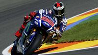 Pebalap Yamaha, Jorge Lorenzo, saat melakoni sesi latihan bebas di MotoGP Valencia, Jumat (6/11/2015). (REUTERS/Heino Kalis).