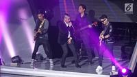 Grup band Ungu memeriahkan panggung SCTV Awards 2017 di Studio 6 Emtek City, Jakarta, Rabu (29/11). SCTV Awards adalah ajang penghargaan yang diberikan untuk beberapa kategori, mulai dari pemain sinetron, sampai penyanyi. (Liputan6.com/Herman Zakharia)