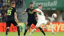 Pemain Real Madrid Federico Valverde (kiri) menyaksikan rekannya Eder Militao (tengah) berebut bola dengan pemain Elche Lucas Boye pada pertandingan sepak bola La Liga Spanyol di Stadion Martinez Valero, Elche, Spanyol, 19 Oktober 2022. Real Madrid mengalahkan Elche dengan skor 3-0. (AP Photo/Alberto Saiz)