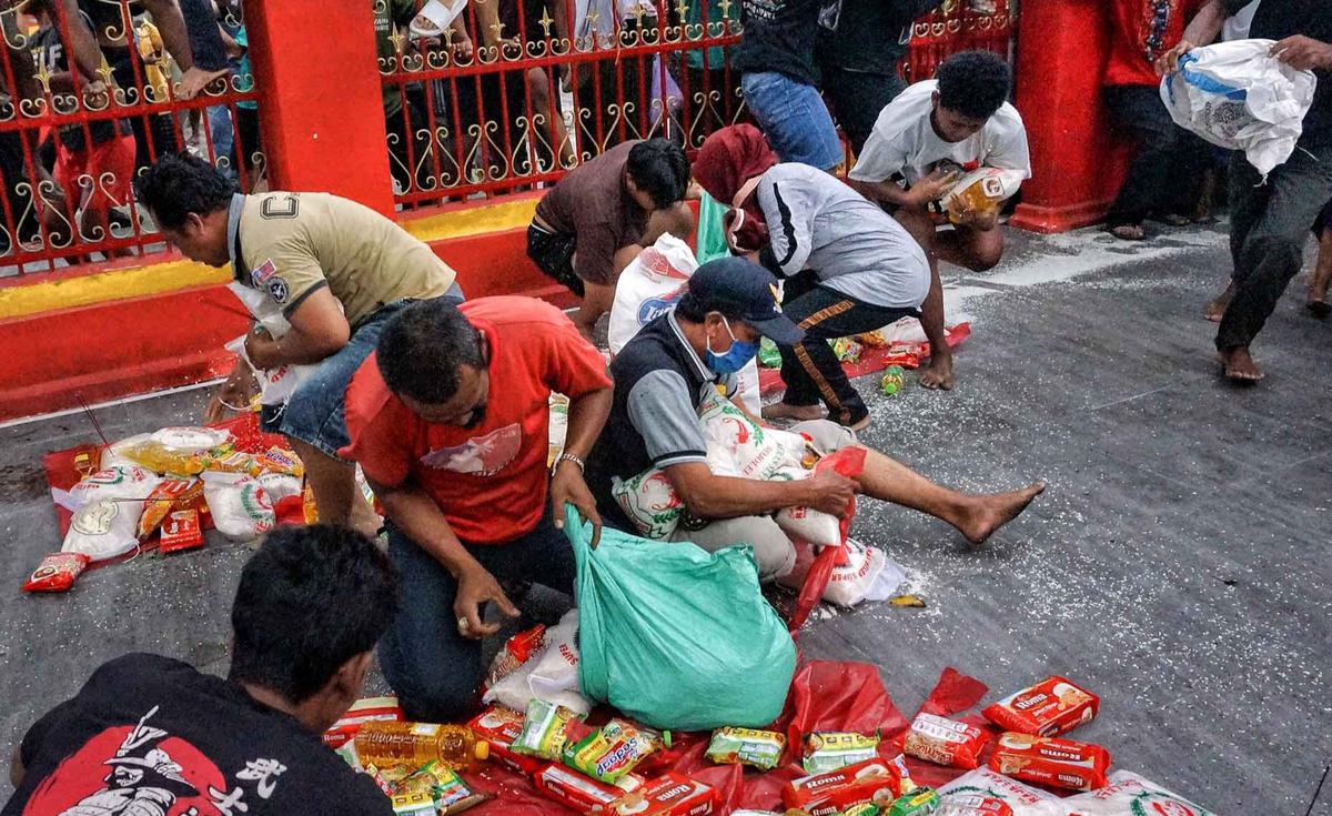 FOTO: Antusias Warga Rebutan Bahan Makanan dalam Festival Hantu Lapar