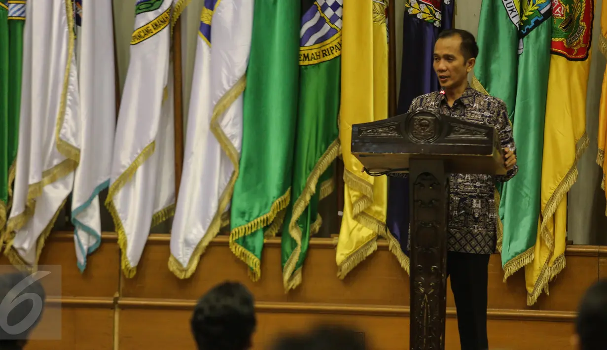Ketua Komnas HAM Nur Kholis memberikan pidato jelang penandatanganan nota kesepahaman Pelaksanaan Tugas dan Fungsi dalam Bidang Pemajuan, Perlindungan dan Pemenuhan HAM, Jakarta, Senin (29/6/2015). (Liputan6.com/Faizal Fanani)
