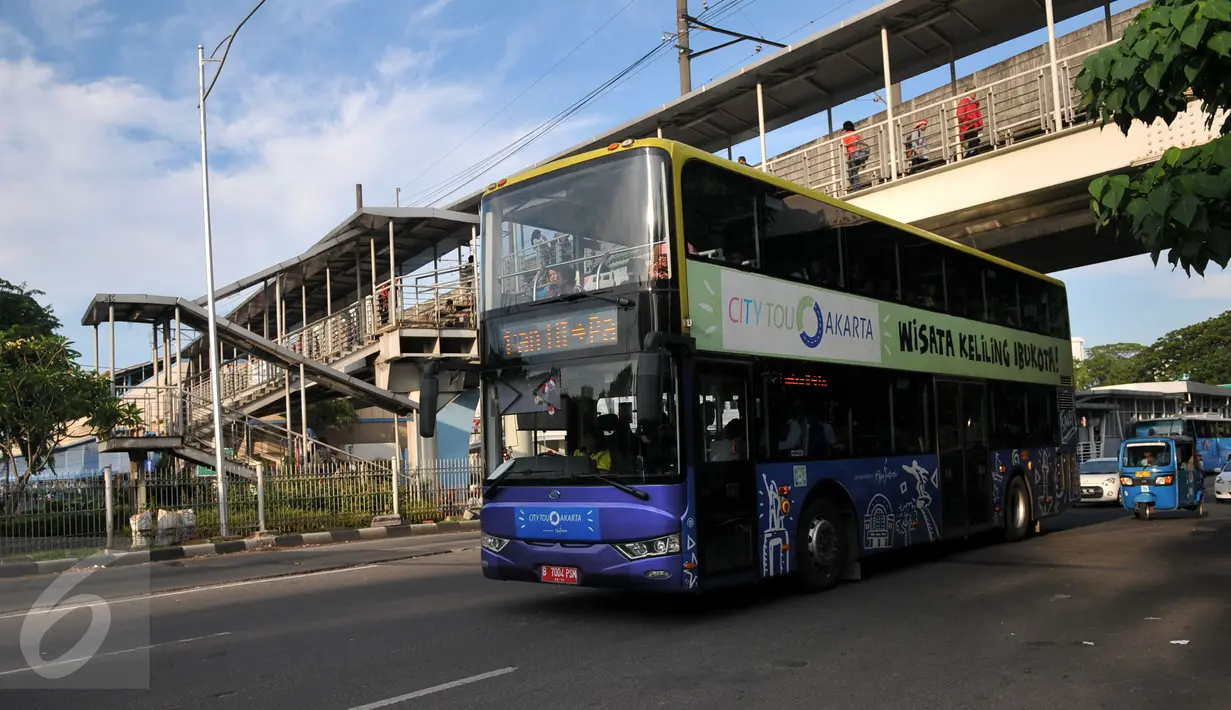 Bus berpenumpang 60 orang ini hanya melaju dengan kecepatan 20 KM/Jam, Jakarta, Sabut (26/12/2015). Sejumlah warga memanfaatkan waktu Libur berkeliling Jakarta dengan Bus City Tour. (Liputan6.com/Yoppy Renato)