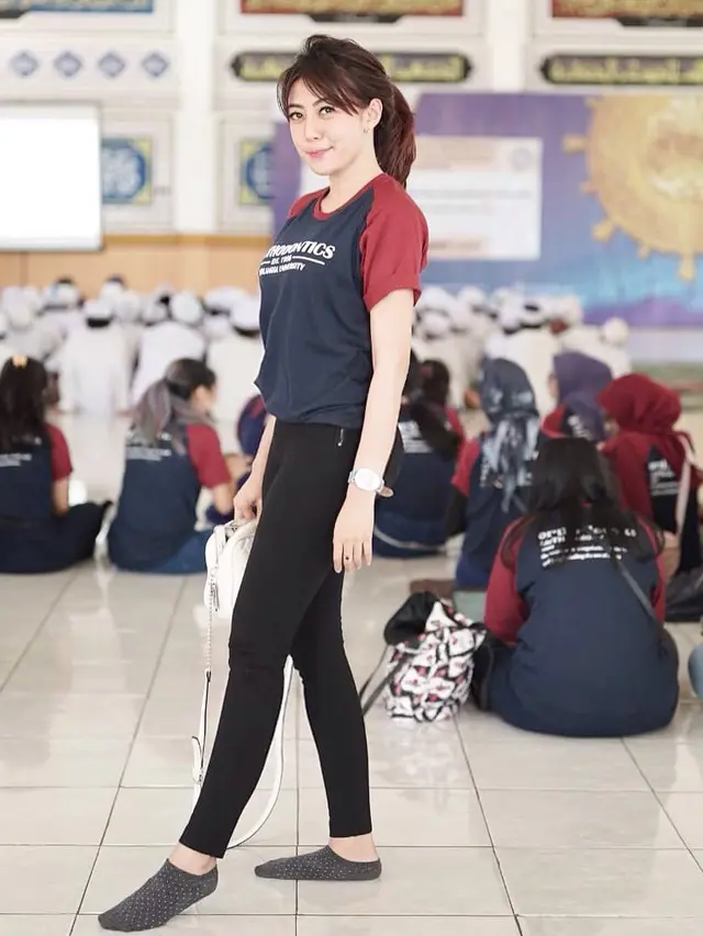 6 Pesona Nina Agustin, Dokter Gigi di Malang yang Viral karena Pakai APD Unik