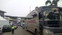 3 Hari jelang lebaran, Pelabuhan Merak mulai dipadati pemudik. (Liputan6.com/Yandi Deslatama)