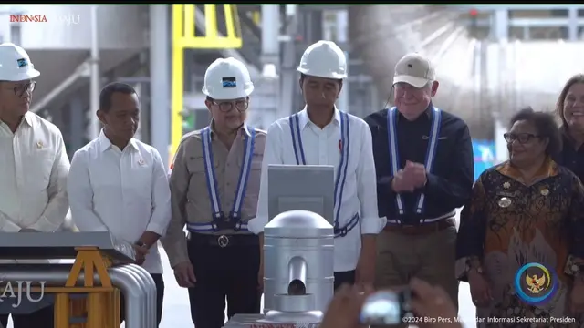 Presiden Joko Widodo (Jokowi) meresmikan smelter tembaga PT Freeport Indonesia di Gresik, Jawa Timur. (Arief/Liputan6.com)