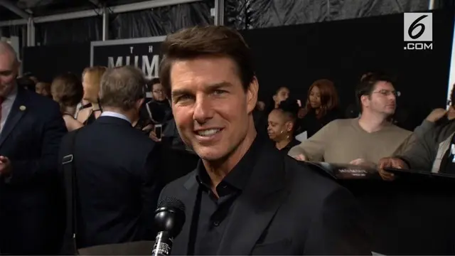 Tom Cruise disambut oleh para fans saat menghadiri pemutaran perdana film The Mummy yang disutradarai oleh Alex Kurtzman.