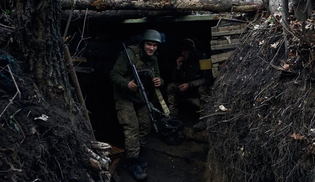 Tentara Ukraina berdiri dalam parit di posisi garis depan dekat Maryinka, wilayah Donetsk, Ukraina, 23 Desember 2022. Perang Ukraina hingga Desember 2022 sudah berlangsung selama 10 bulan. (AP Photo/Libkos)