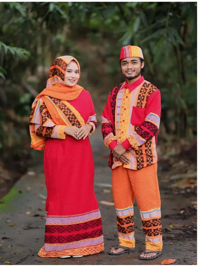6 Outfit Lebaran Couple Ala Khoirul Anam Ini Nyeleneh, Bahan Karung hingga Handuk