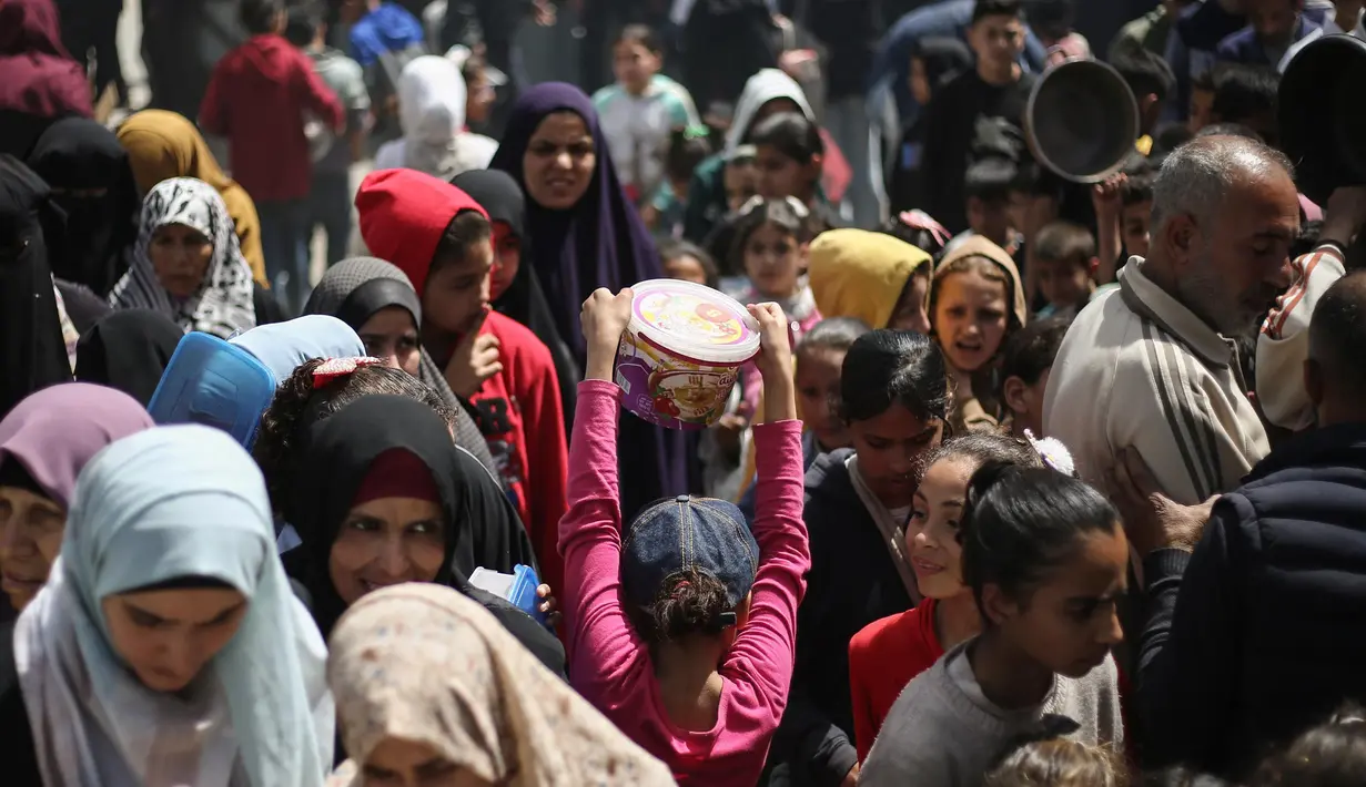 Dalam pernyataannya pada Selasa (1/4/2025), kantor media itu menuduh Israel melakukan kejahatan baru terhadap 2,4 juta penduduk Gaza dengan melarang kiriman tepung, bantuan, dan bahan bakar selama sebulan. (Eyad BABA/AFP)