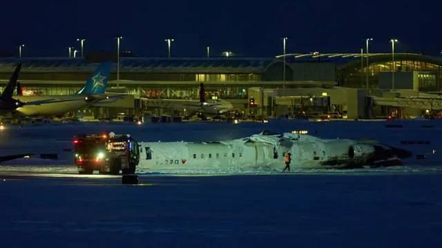 Pesawat Delta Airlines Terbalik di Bandara Toronto Kanada