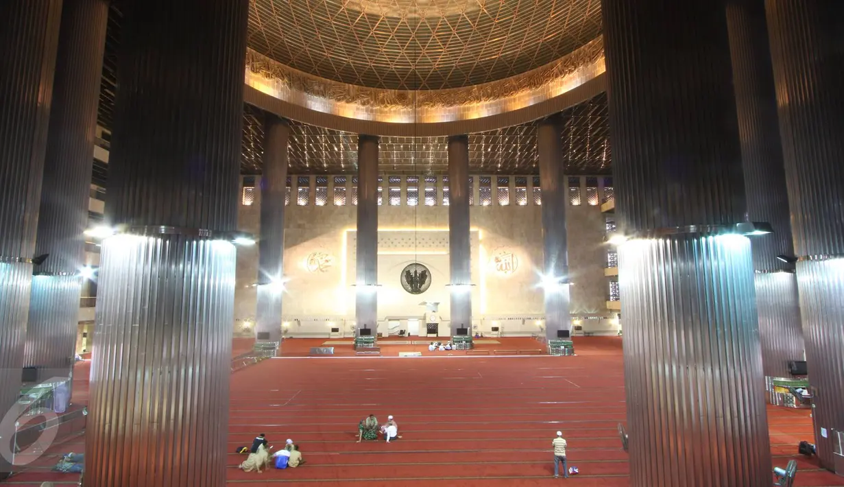 Suasana di dalam Masjid Istiqlal, Jakarta, Rabu (1/3). H-1 jelang kedatangan Raja Arab Saudi Salman bin Abdulaziz al-Saud ke Masjid Istiqlal penjagaan personel TNI mulai tampak di sejumlah sudut. (Liputan6.com/Immanuel Antonius)