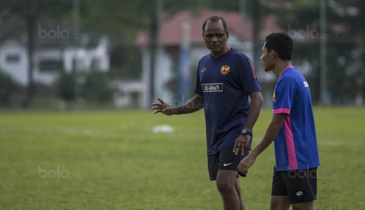 Pelatih Selangor FA, Pachaiappan Maniam, memberi instruksi kepada Evan Dimas saat latihan di Lapangan SUK, Selangor, Sabtu (3/2/2018). Selangor FA bersiap jelang laga perdana Liga Super Malaysia melawan Kuala Lumpur FA. (Bola.com/Vitalis Yogi Trisna)