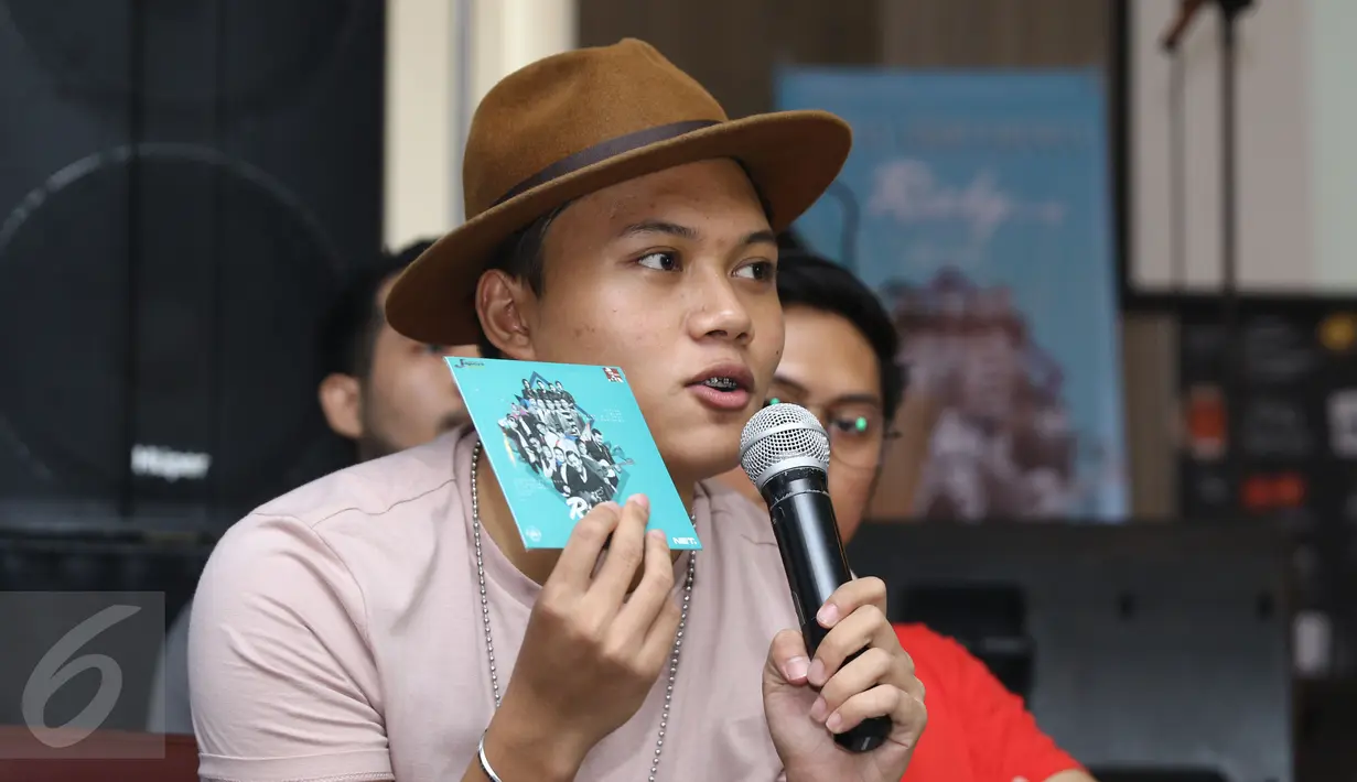 Rizky Febian menunjukkan album "Rizky And Friends" saat peluncuran di kawasan Kemang, Jakarta, Jumat (6/1). ). Dalam album tersebut, Rizky Febian tidak sendiri, terdapat musisi-musisi lain juga yang terlibat. (Liputan6.com/Herman Zakharia)