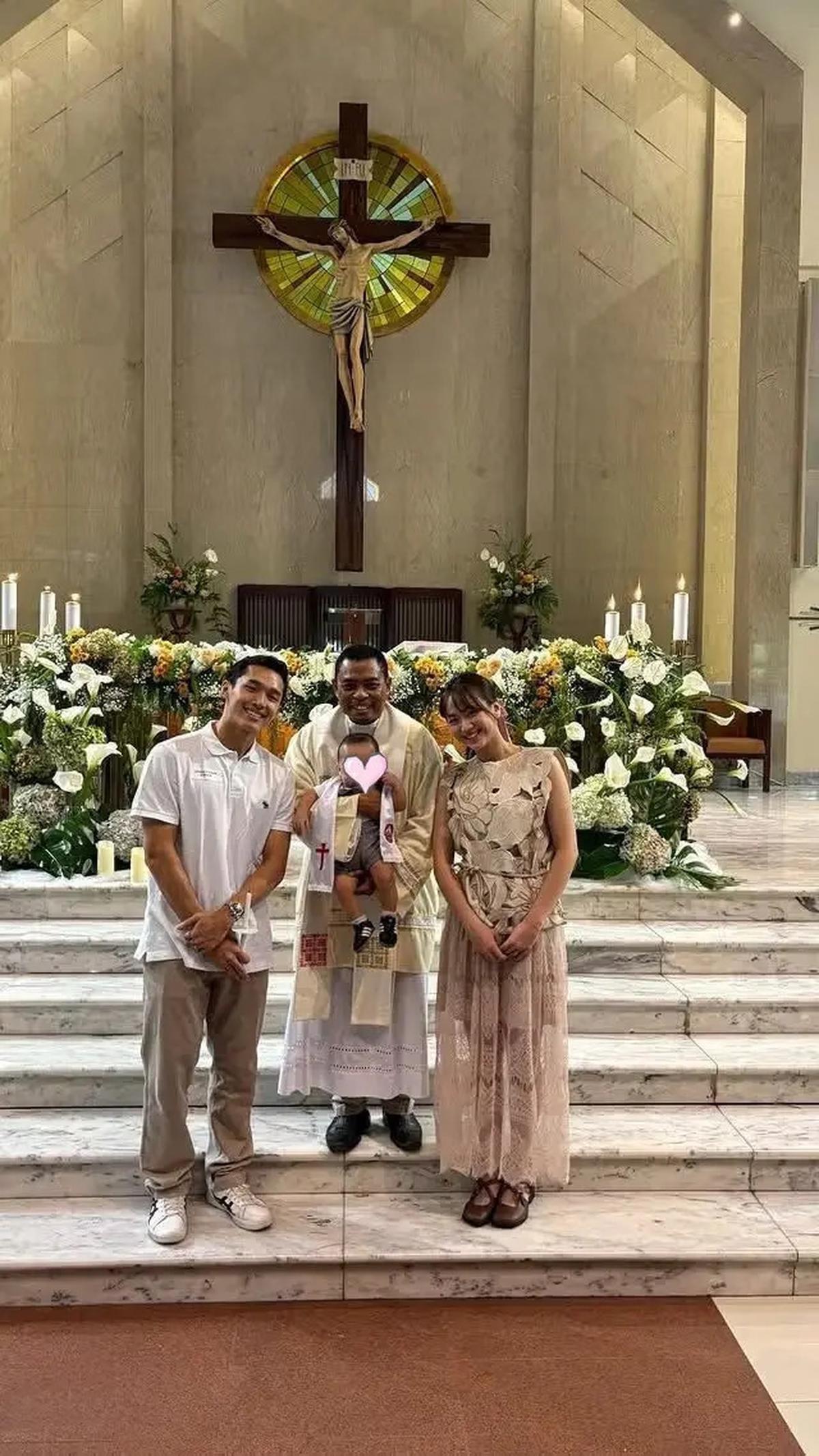 6 Potret Jayden Anak Jonatan Christie dan Shanju Dibaptis, Anteng Digendong Ayah