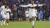 Cristiano Ronaldo Portugal merayakan setelah mencetak gol pertama timnya selama pertandingan sepak bola kualifikasi grup J Euro 2024 antara Islandia dan Portugal di Reykjav&iacute;k, Islandia, Selasa, 20 Juni 2023. (Foto AP / &Aacute;rni Torfason)