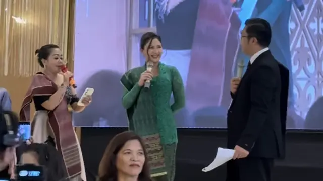 Jessica Mila di Acara Adat Batak. [@nurrihardi]