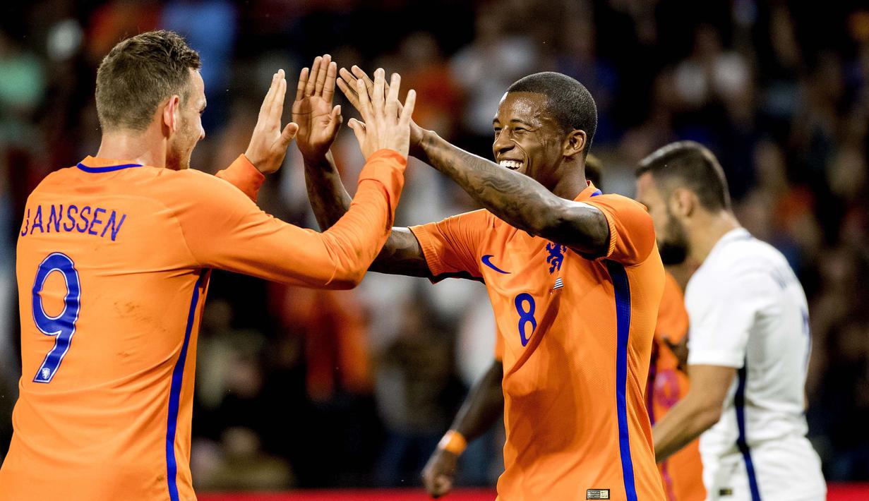 Georgino Wijnaldum (kanan) merayakan golnya bersama Janssen saat melawan Yunani pada laga persahabatan di Stadion Philips,  Eindhoven, (2/9/2016) dini hari WIB. (AFP/ANP/Koen van Weel/Netherlands OUT)