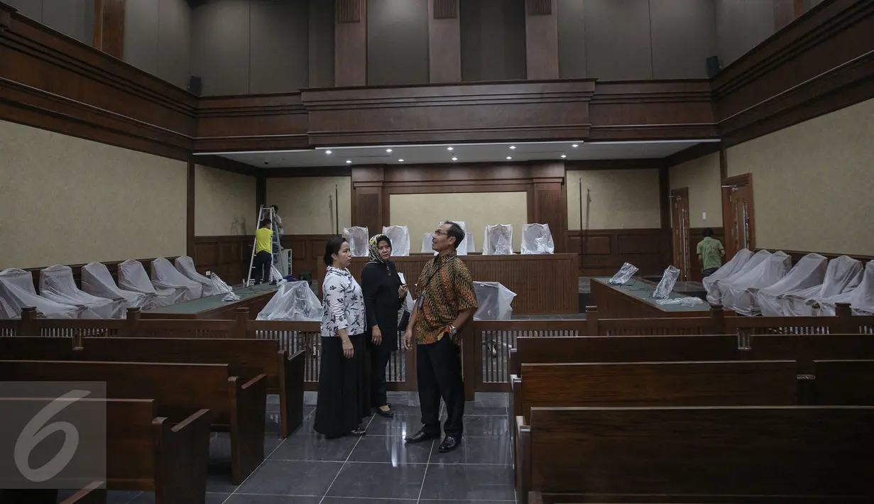 Petugas memeriksa ruang sidang tindak pidana korupsi di Gedung Pengadilan Negeri Tipikor Jakarta Pusat yang akan menjadi tempat baru pelaksanaan sidang tindak pidana korupsi di Bungur, Jakarta, Jumat (13/11). (Liputan6.com/Faizal Fanani)
