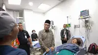 Bupati Abdul Halim Muslih menjenguk korban keracunan makanan di RSUD Panembahan Senopati, Kamis (12/9/2024). Dari total 300-an nasi yang dibagikan, 11 korban telah ditangani. (Kukuh Setyono)