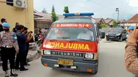Ambulans yang membawa jenazah anggota MIT tiba di RS Bhayangkara Palu, Rabu (14/7/2021). (Foto: Heri Susanto/ Liputan6.com).