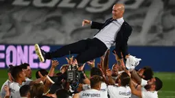 Pelatih Real Madrid, Zinedine Zidane, merayakan juara La Liga usai timnya mengalahkan Villreal pada laga lanjutan pekan ke-37 di Estadio Alfredo Di Stefano, Jumat (17/7/2020) dini hari WIB. (AFP/Gabriel Bouys)