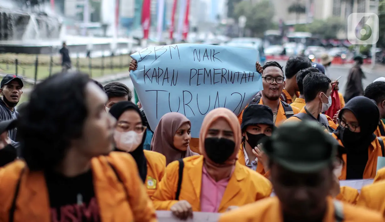 Massa yang tergabung dalam BEM Nusantara membentangkan spanduk saat menggelar aksi di kawasan Patung Kuda, Jakarta, Kamis (1/9/2022). Dalam aksinya mereka menolak naiknya harga BBM yang dinilai merugikan rakyat kecil. (Liputan6.com/Faizal Fanani)