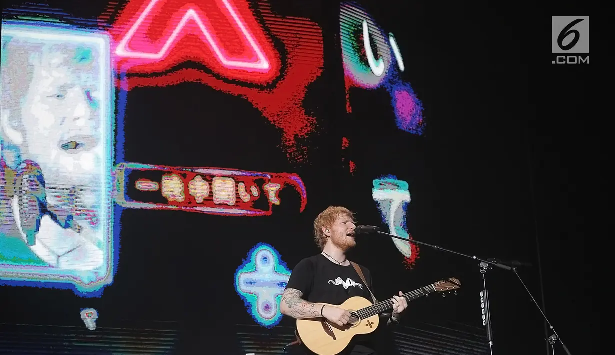 Penampilan Ed Sheeran dalam konser Divide World Tour 2019 di Stadion Utama Gelora Bung Karno, Jakarta Pusat (3/5/2019). Penyanyi asal Inggris itu mengaku senang bisa hadir di tengah-tengah penggemarnya di Indonesia. (Fimela.com/Bambang E. Ros)