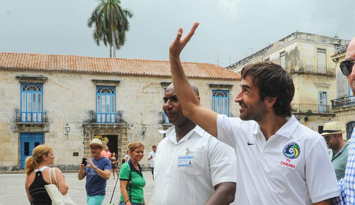 Raul Gonzales (kanan) pemain New York Cosmos melambaikan tangan di wilayah kota tua Havana, Kuba. (AFP/Yamil Lage)
