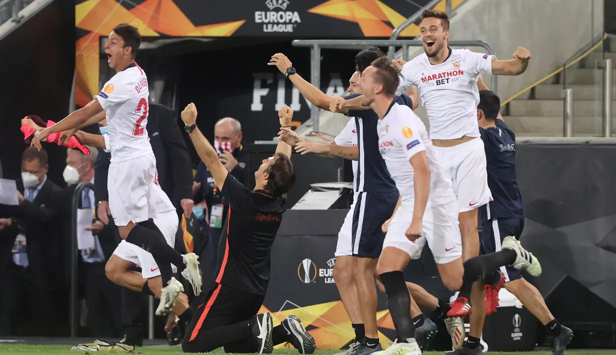 Pemain Sevilla merayakan kemenangan atas Inter Milan pada final Liga Europa 2019/2020 di Stadion RheinEenergie, Sabtu (22/8/2020) dini hari WIB. Sevilla menang 3-2 atas Inter Milan. (AFP/Wolfgang Rattay/pool)