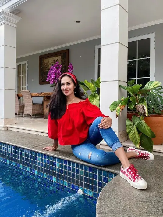 Bak ABG, Diah tampil memesona memadukan sabrina blouse warna merah, ripped jeans, dan sneakers warna senada. (Instagram/dps_diahpermatasari).