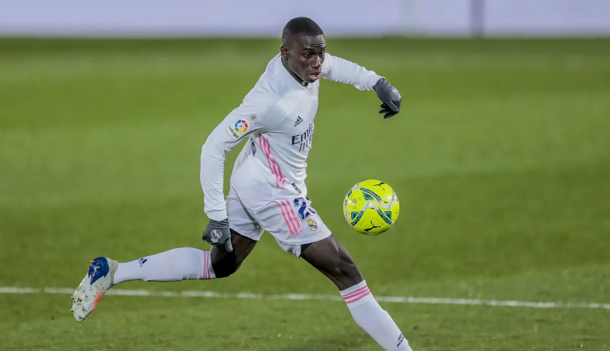 Bek Real Madrid, Ferland Mendy berusaha mengontrol bola saat bertanding melawan Athletic Bilbao pada pertandingan La Liga Spanyol di di stadion Alfredo Di Stefano di Madrid, Spanyol, Rabu (16/12/2020). Dengan kemenangan ini Madrid berada di posisi tiga klasemen. (AP Photo/Bernat Armangue)
