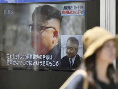 Layar monitor besar menampilkan gambar Kim Jong Un dengan sebuah laporan peluncuran rudal Korea Utara, di Tokyo, Jepang (29/5). Kim Jong Un menjadi bahan pemberitaan media Jepang usai peluncuran rudal balistik. (Yu Nakajima / Kyodo News via AP)