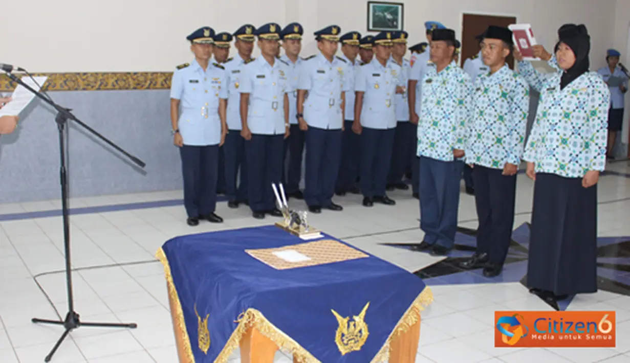 Danlanud Suryadarma mengambil sumpah tiga PNS lingkungan TNI di Lanud Suryadarma, Senin (26/9).