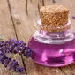 Menghilangkan bau kaki dengan minyak lavender. (via: soloraya.com)